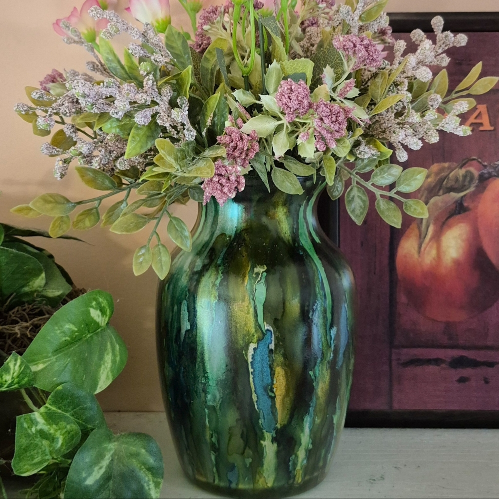 Elegant Green and Gold Vase Alcohol Inks